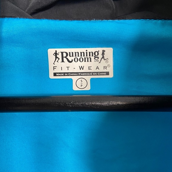Running room wind breaker - Picture 2 of 2